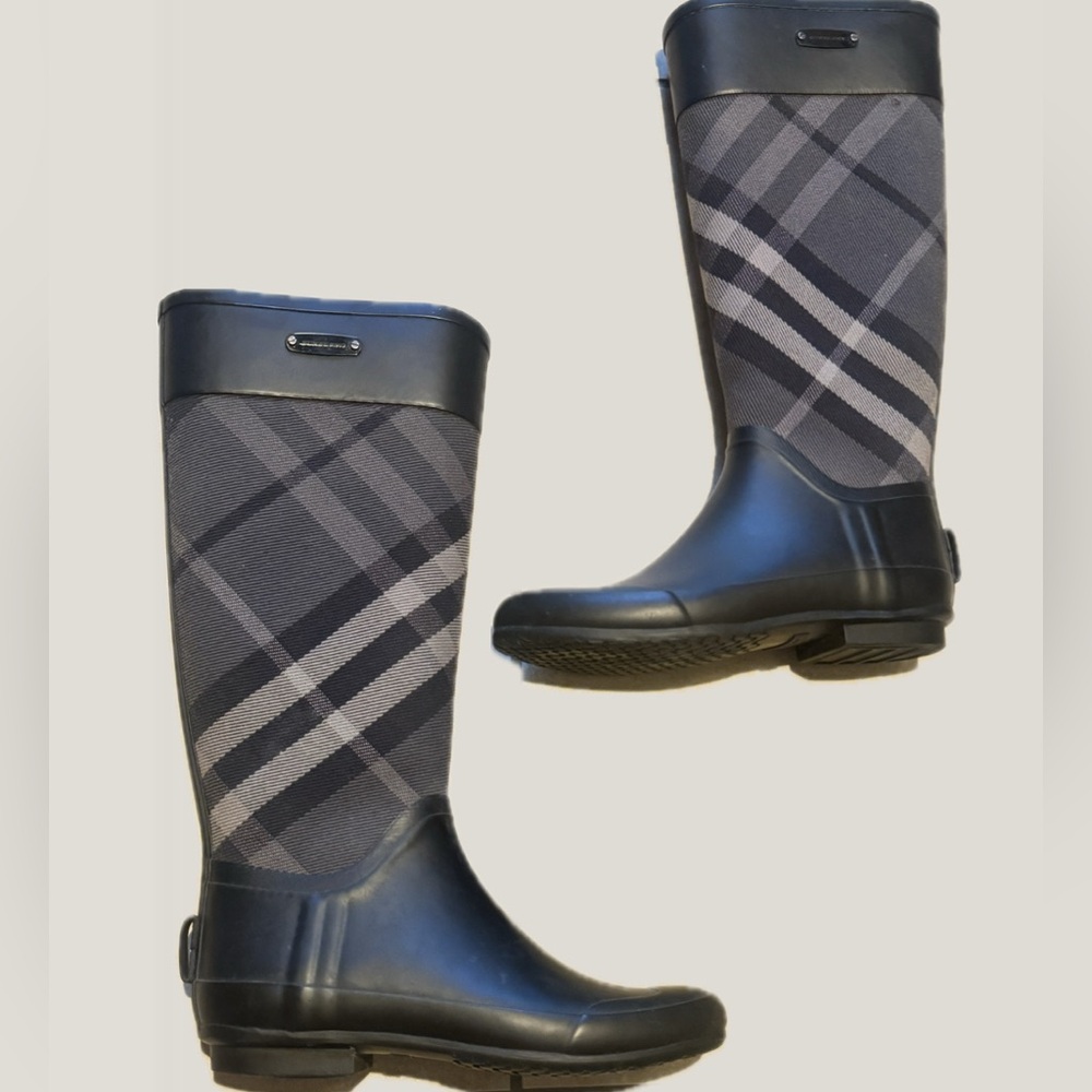 Burberry Clemence Classic Signature
Check
Rain Boots gray black